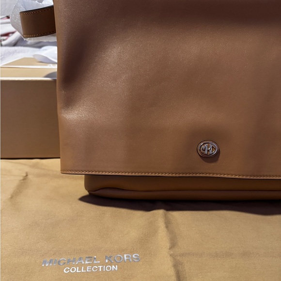 Gloria Medium Leather Messenger Bag (Michael Kors Collection) - Picture 5 of 7